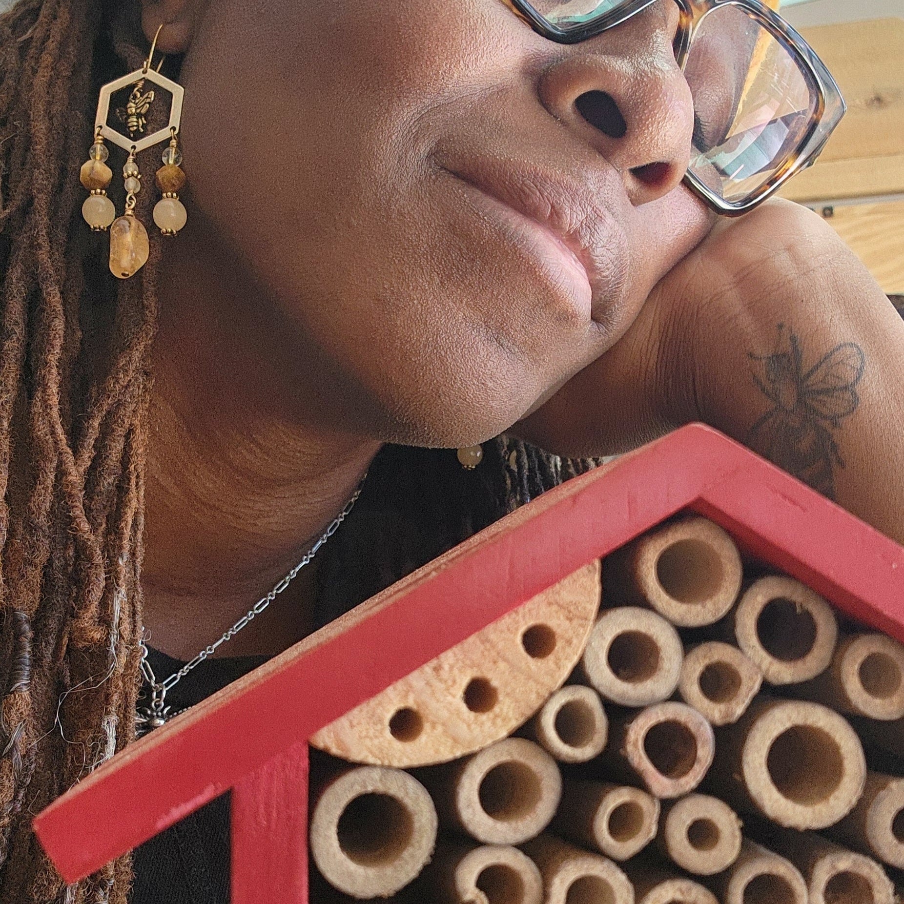 SAVAGE BEE-CHES bee hotel